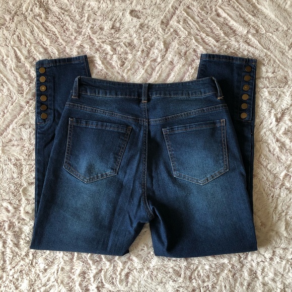 d. jeans Dark Denim with Button Detail Cropped Jeans - Picture 2 of 6